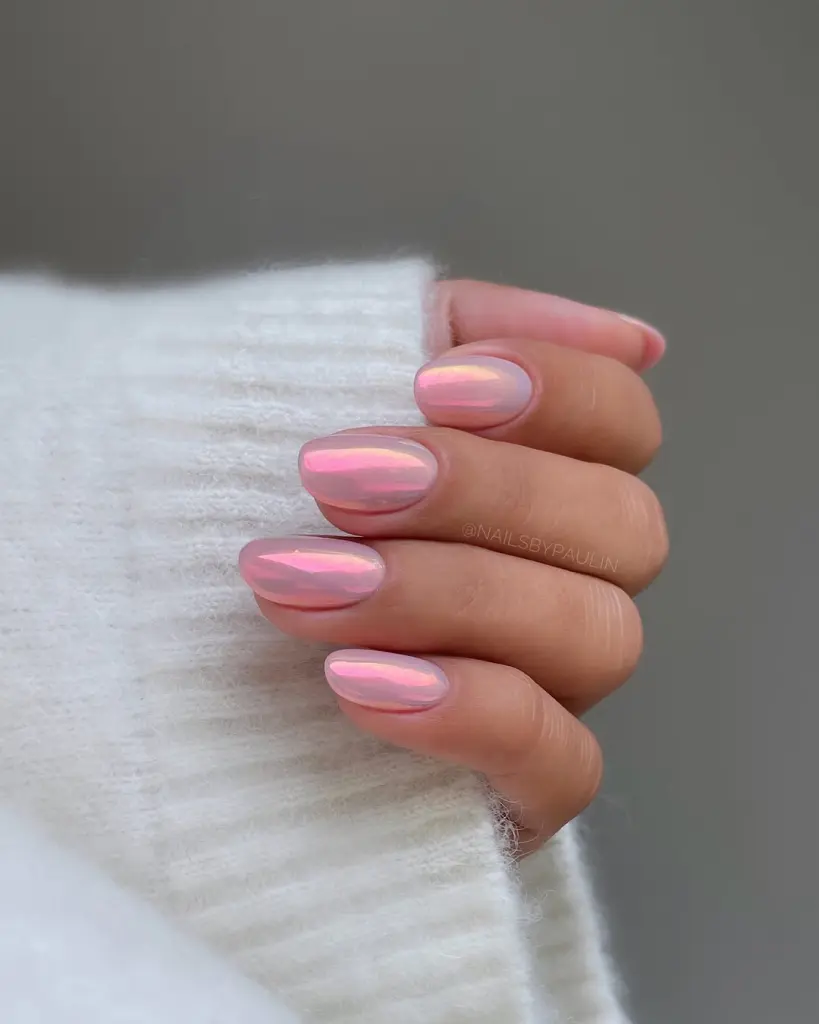 Short almond spring nails with iridescent pink chrome polish