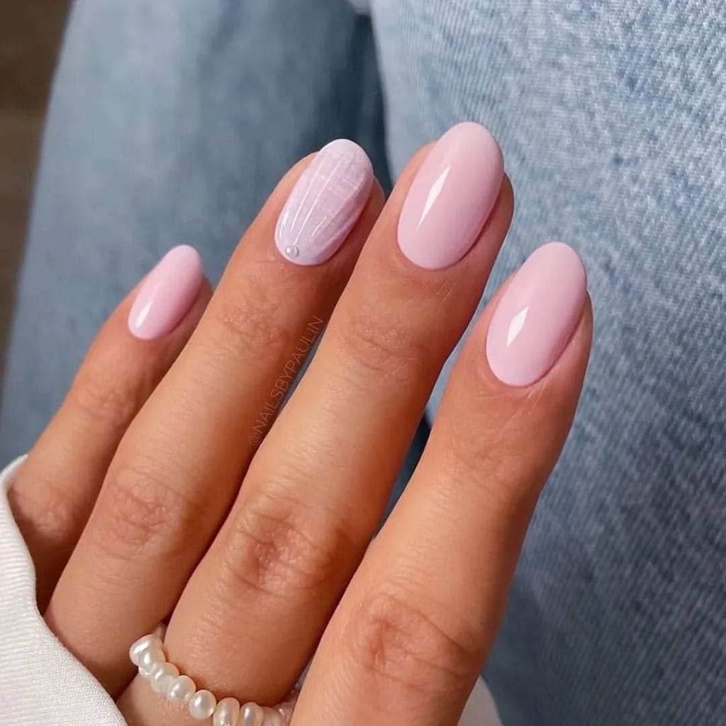Pink oval nails with seashell texture accent nail