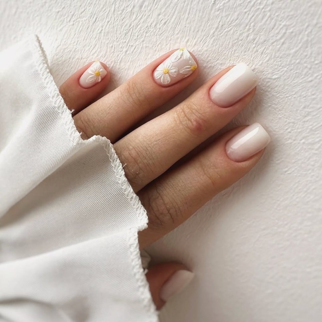 Short milky nails with white daisy details
