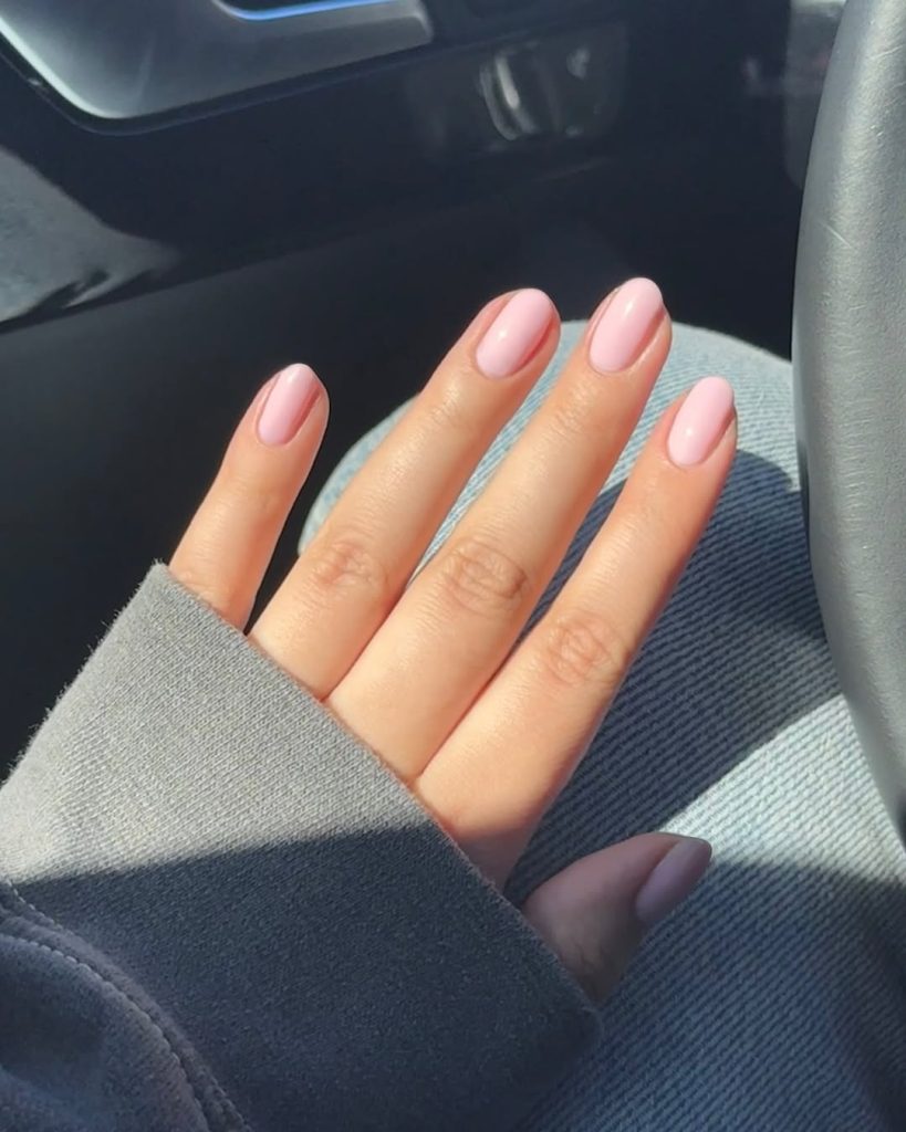 Short peachy pink solid color nails
