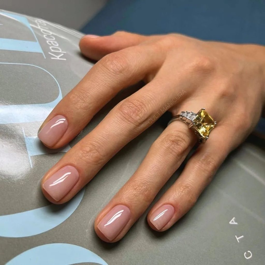 Short nude pink glossy nails
