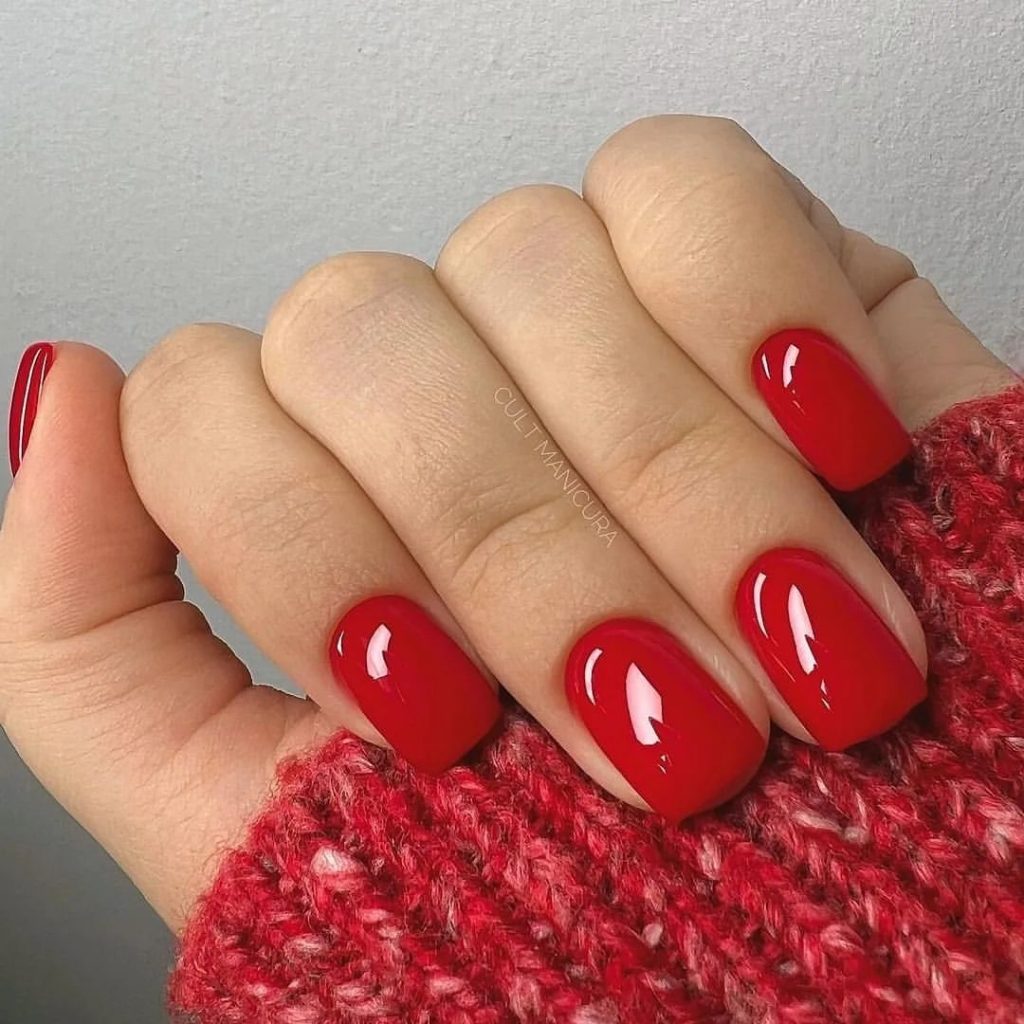 Short bright red solid color nails
