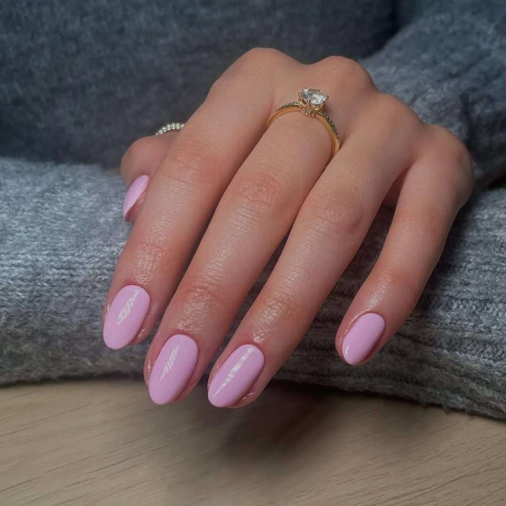 Medium oval nails in glossy light pink polish
