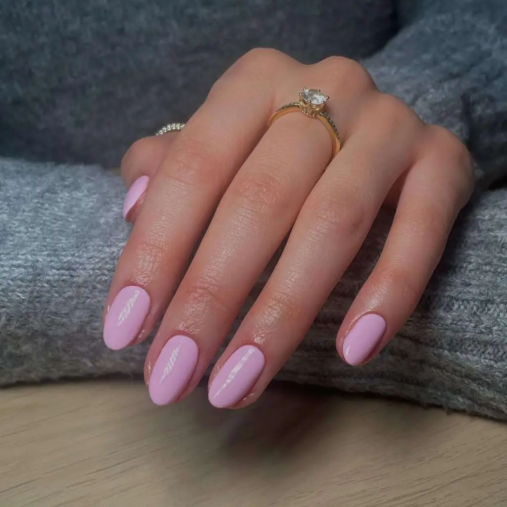 Medium oval nails in glossy light pink polish
