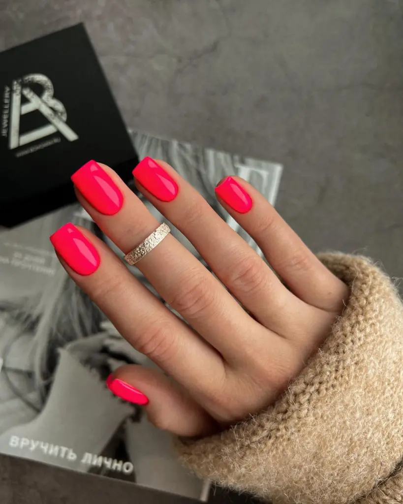 Short square summer nails with bright neon coral pink glossy polish