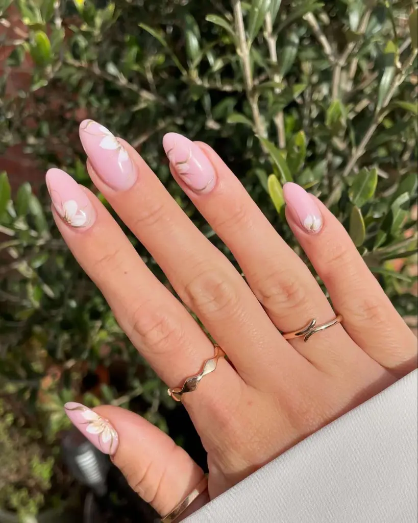 Almond shaped pink nails with white daisy flower design