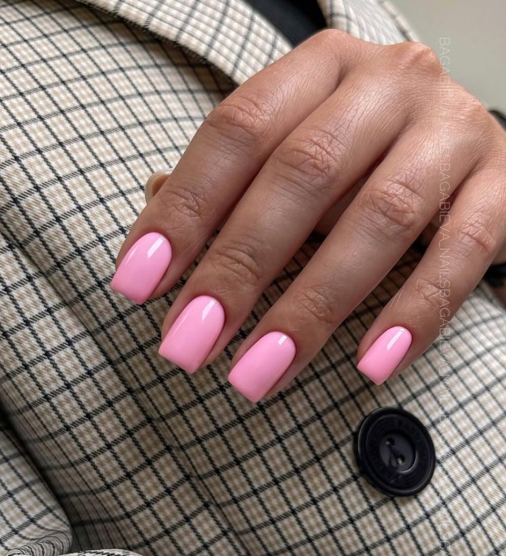 old money summer short nails with glossy bubblegum pink polish