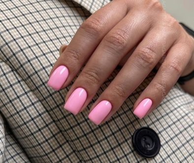 old money summer short nails with glossy bubblegum pink polish