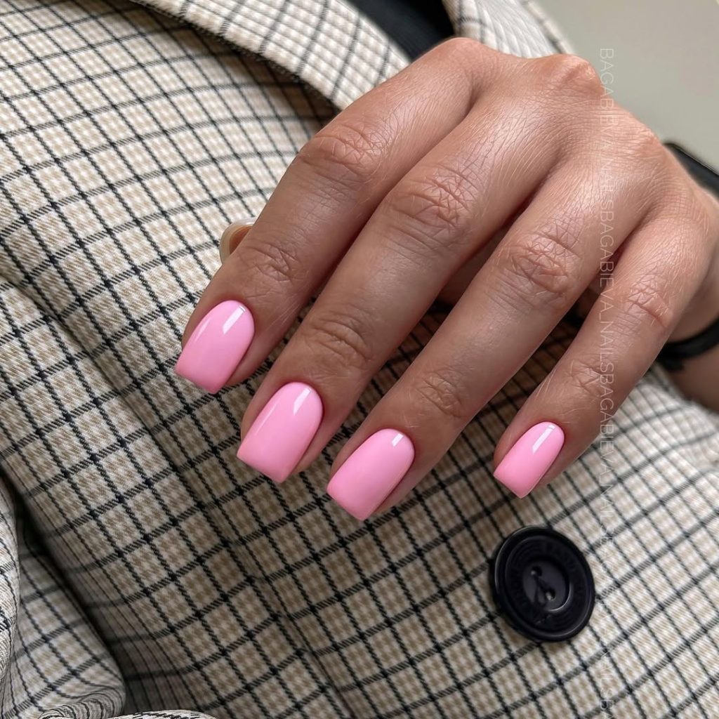 old money summer short nails with glossy bubblegum pink polish