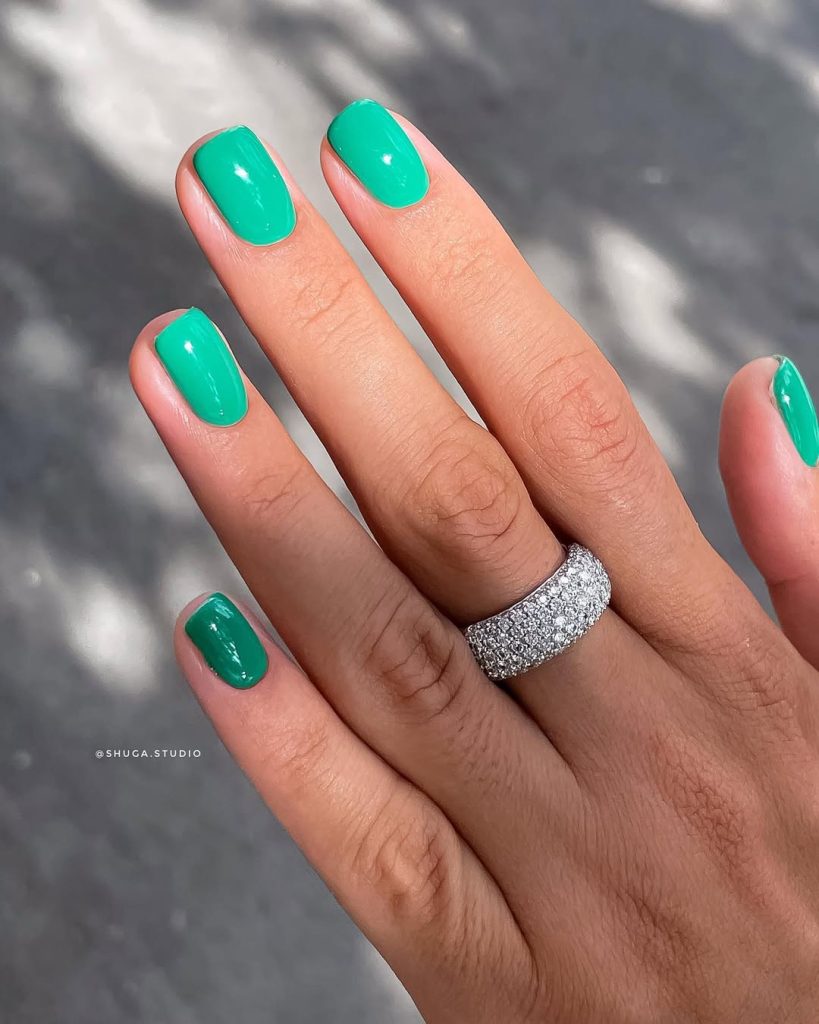 old money summer short nails with vibrant glossy jade green polish