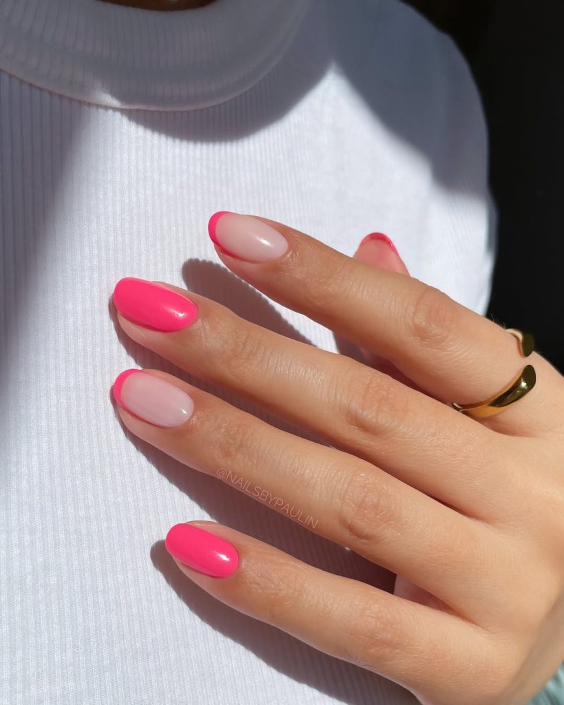 Oval summer nails alternating between bright hot pink full coverage and milky pink with thin pink tips
