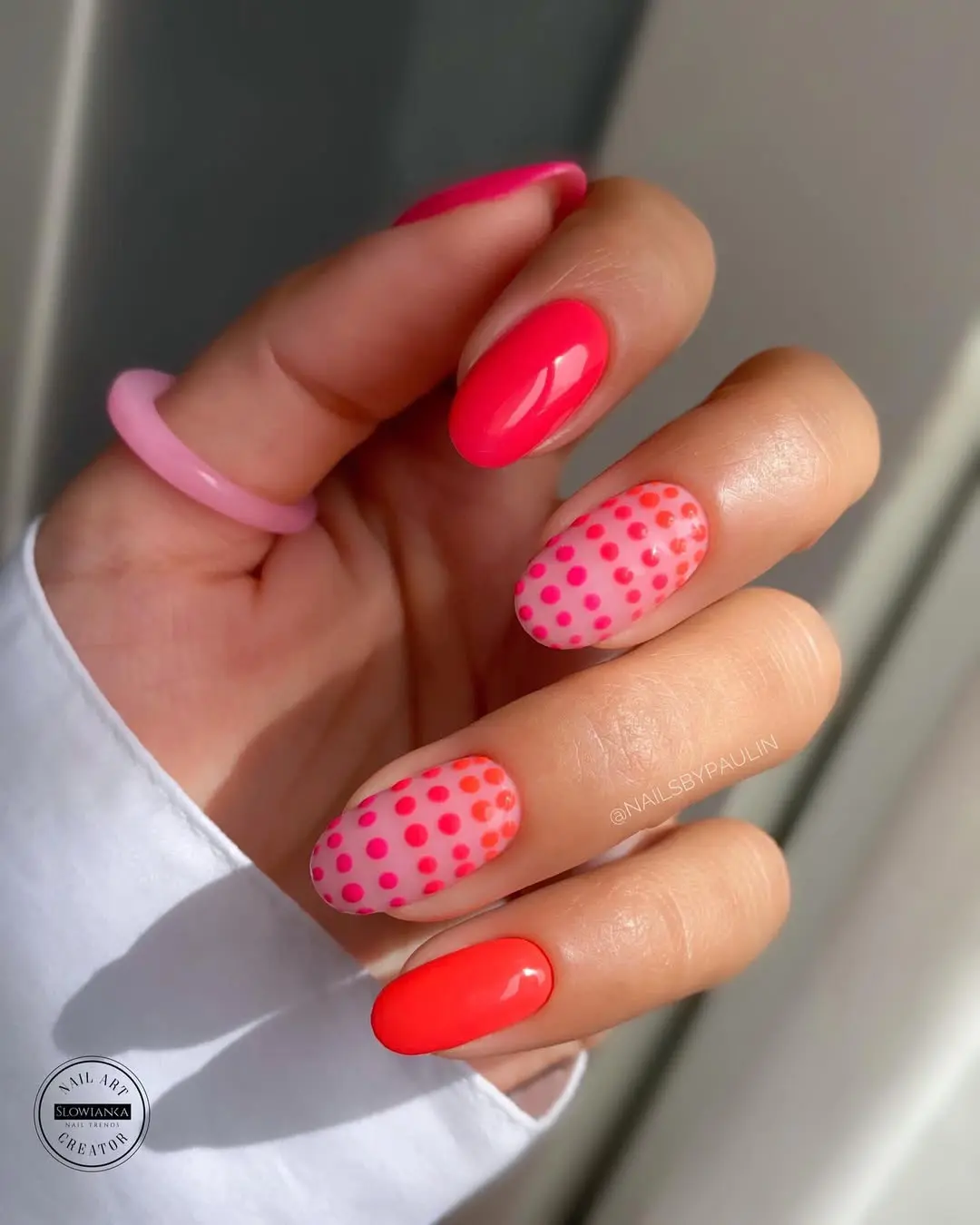 Delicate daisy nail art