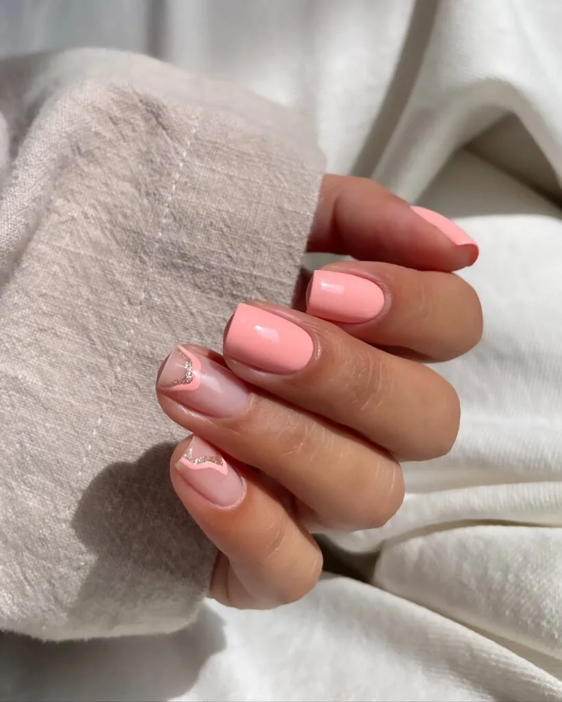 classy short summer nails, coral pink with sheer accent nails featuring abstract gold glitter lines, square shape