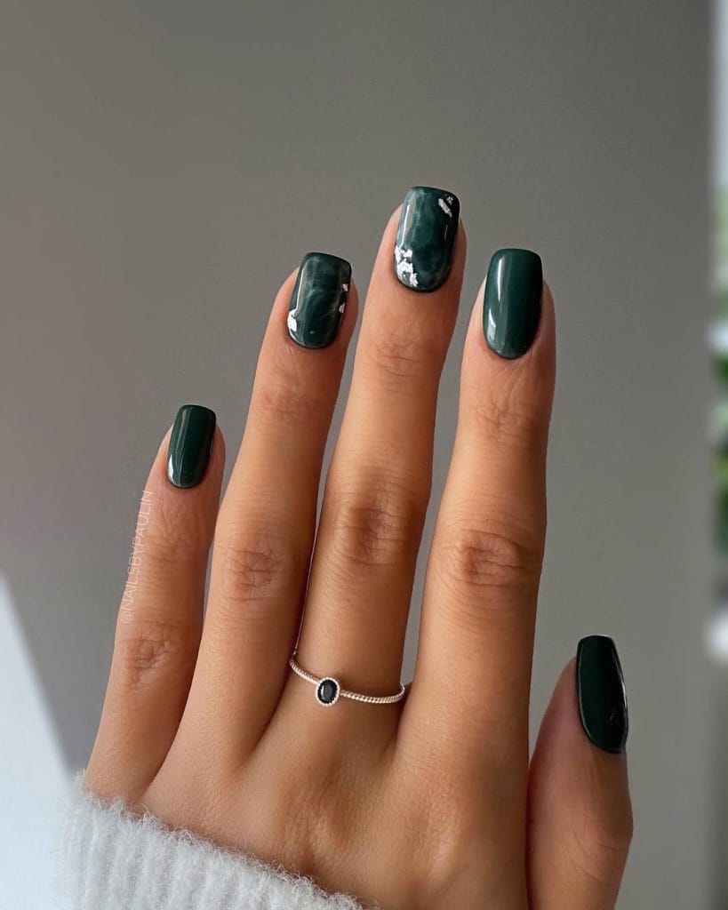 Dark green September nails with marble effect and gold details