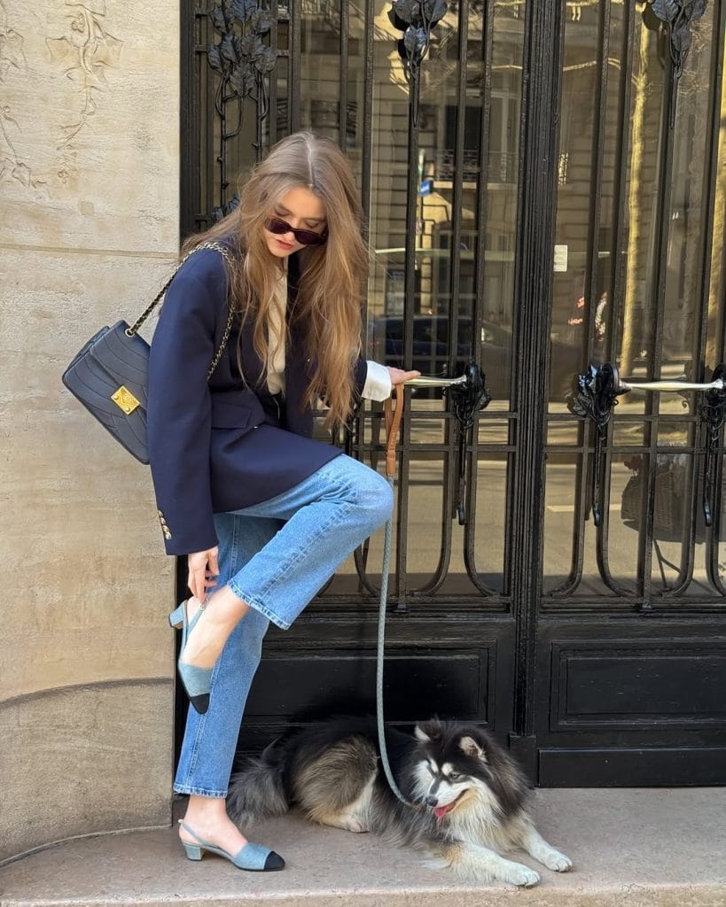 Chic Parisian fall outfit with navy blazer, ripped jeans, blue slingback heels
