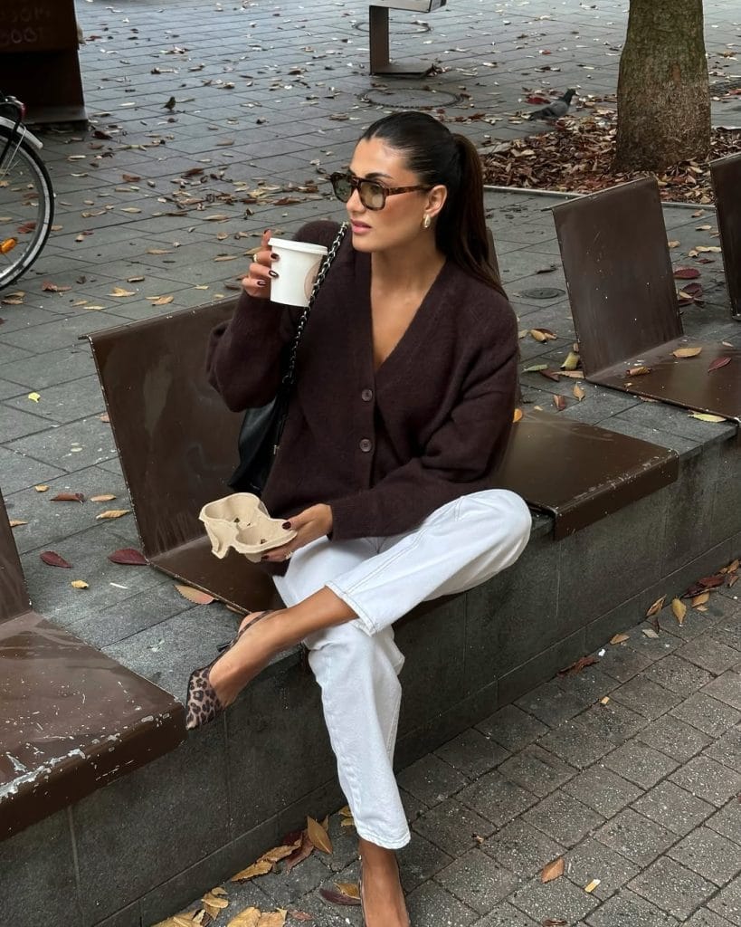  Comfortable fall work outfit with brown oversized cardigan, white straight leg pants and leopard print pointed flats for office style