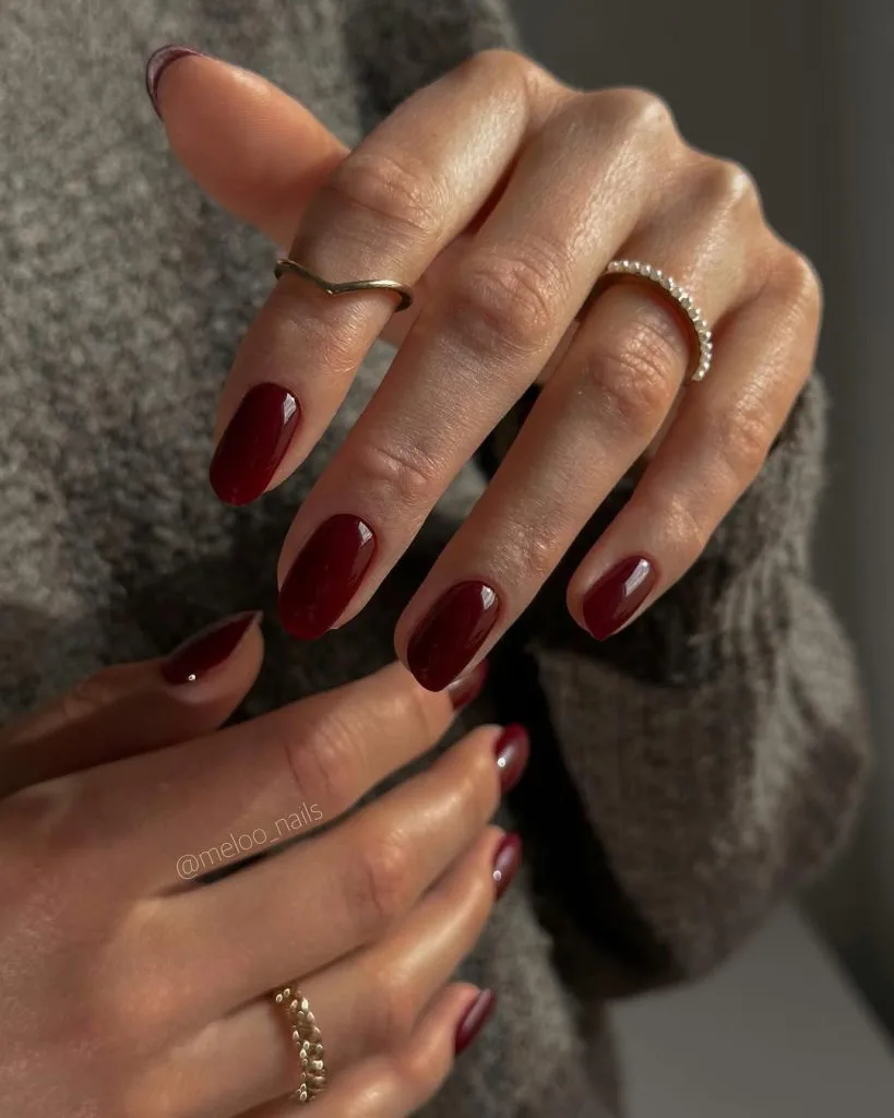 Short oval red old money fall nails