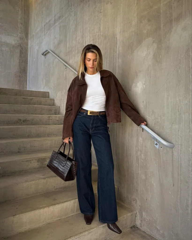 old money autumn outfit with brown suede jacket, white tee and dark wide-leg jeans