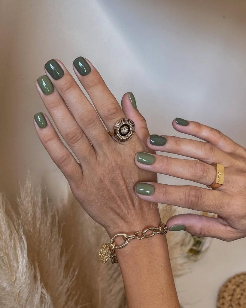 Green square fall nails in two tones
