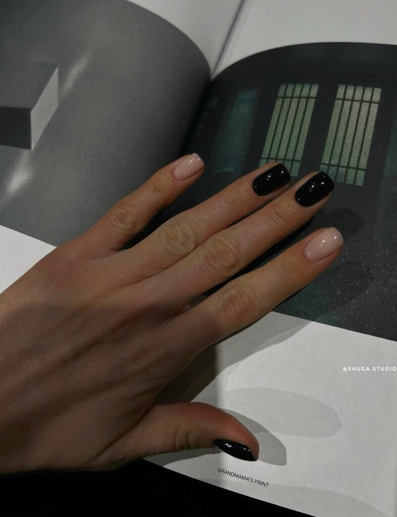 short nails alternating nude pink and glossy black polish, Halloween nail art