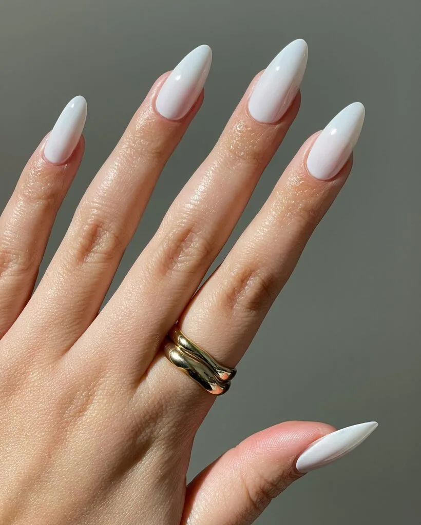 almond-shaped creamy white nails, minimalist winter old money manicure
