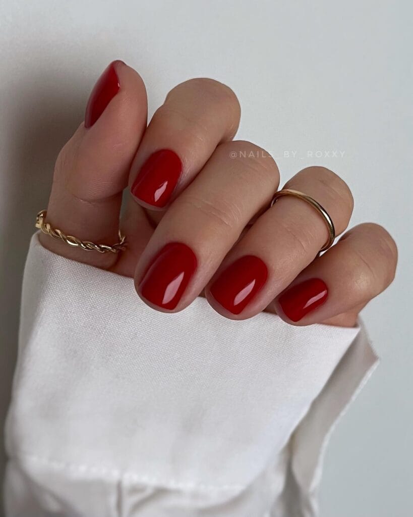 short cherry red nails, glossy finish, winter old money nails
