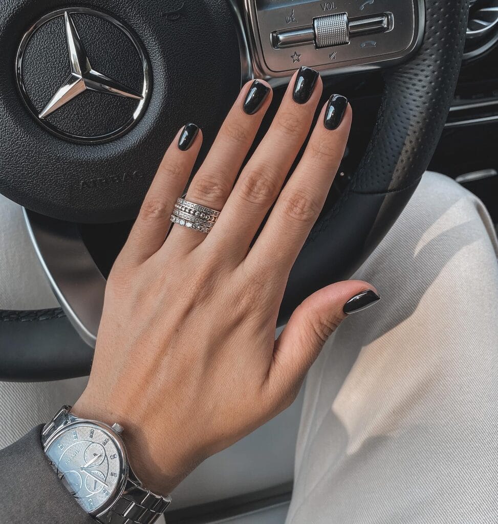 short glossy black nails with rings, classic winter old money nails
