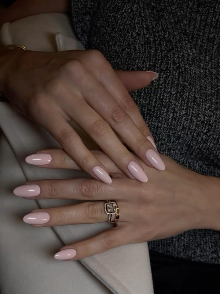 soft pink almond-shaped nails, high-gloss, winter old money manicure
