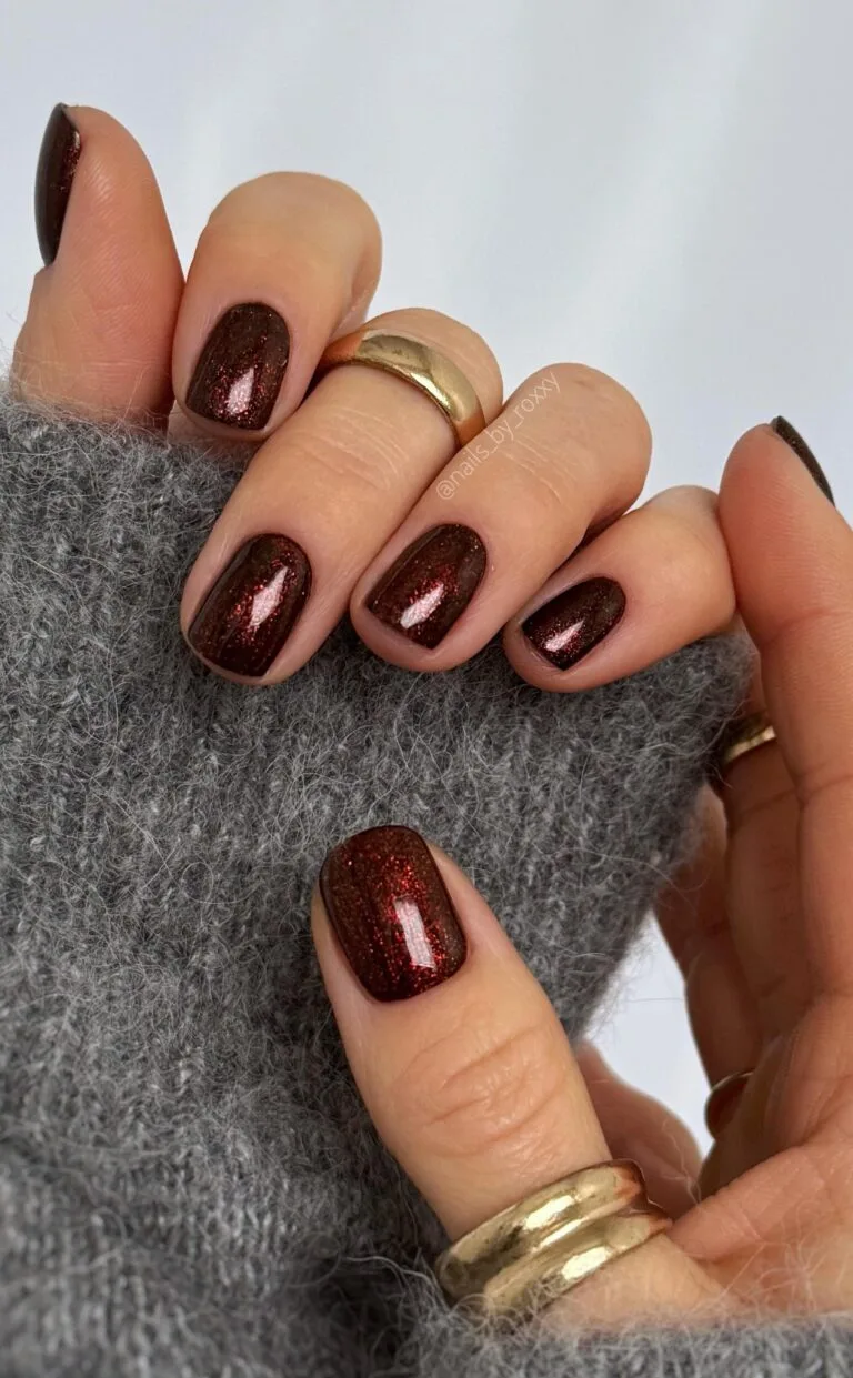 short winter nails in burgundy with red copper glitter shimmer, square shape, gold rings