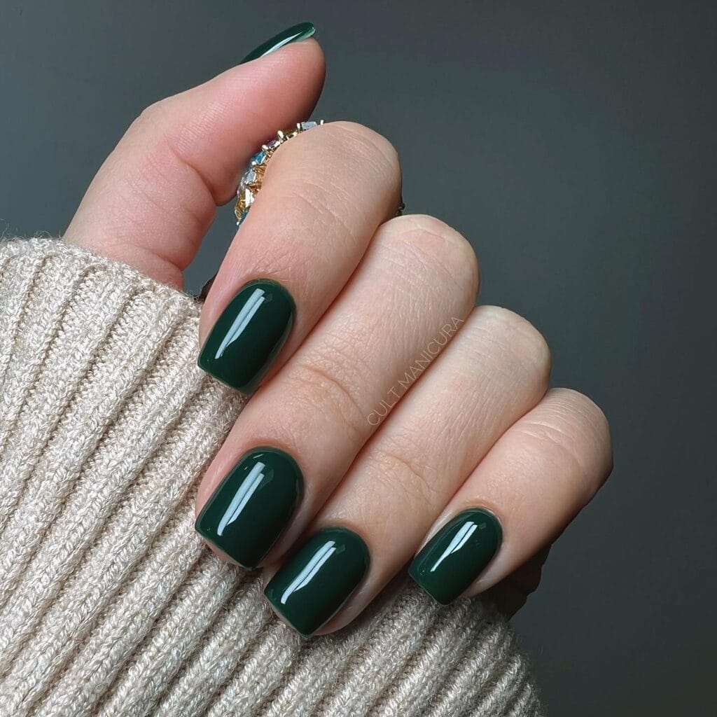 glossy dark green nails, short square shape, rich winter old money nail look