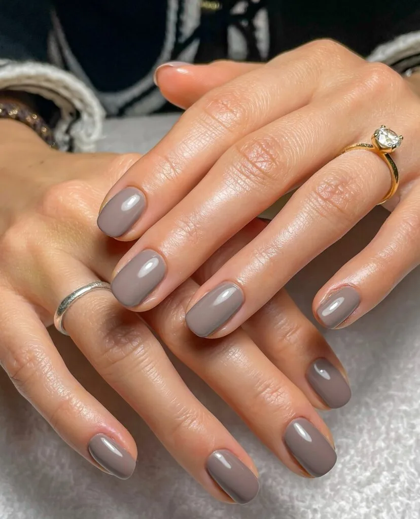 nail colors for 2026, short rounded nails in greige with gold and silver rings
