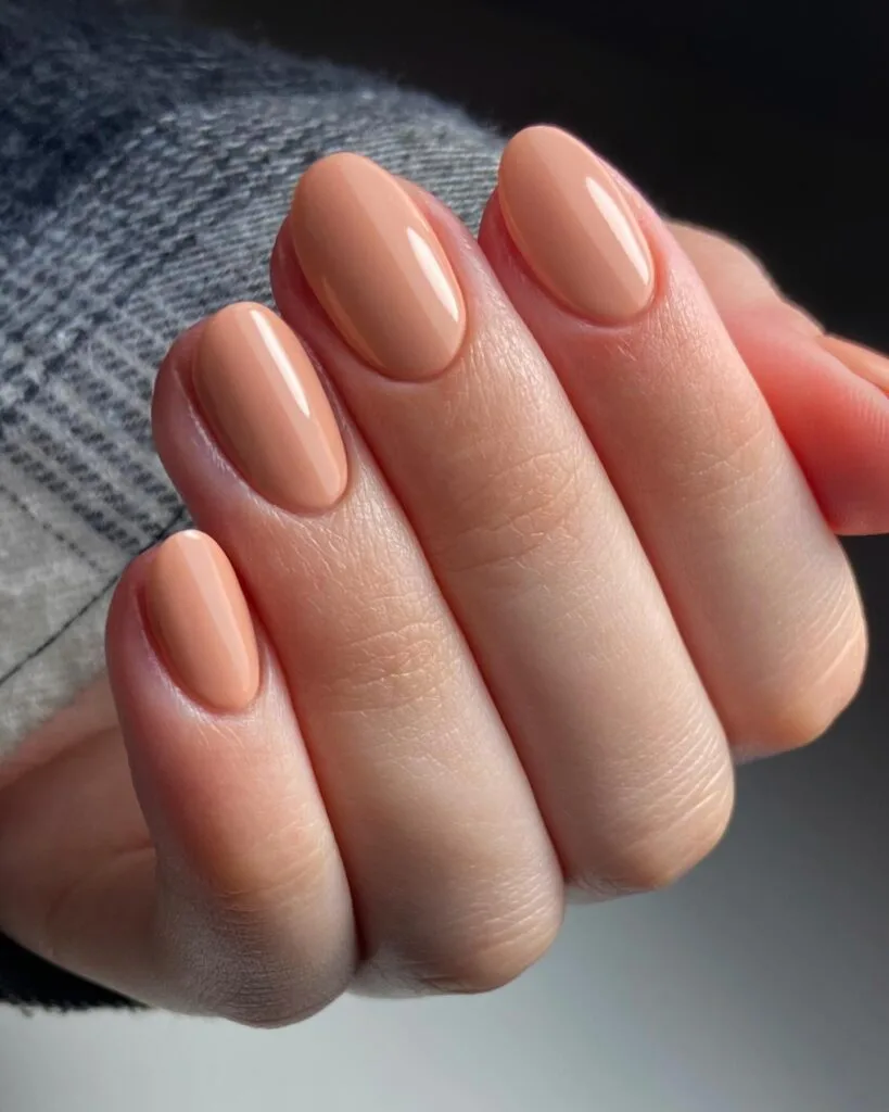 spring nail colors 2026, creamy peach short round nails, glossy finish