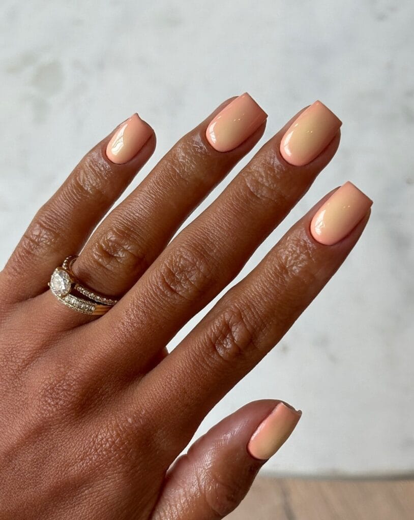 July nail ideas, peach short square nails with buttery yellow aura glow in the center and glossy finish