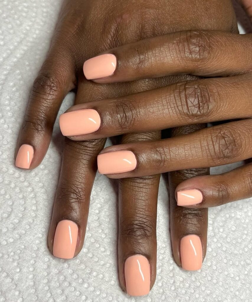 summer nail colors, soft peach glossy short square nails on dark skin tone