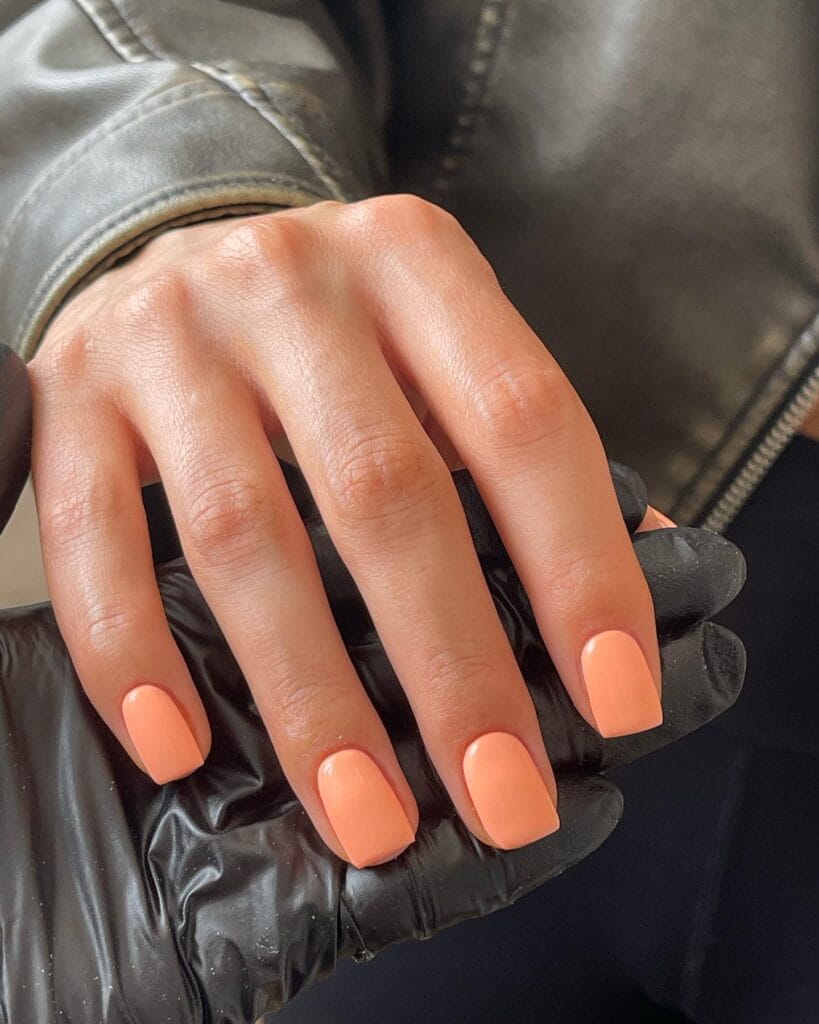 summer nail colors, soft peach glossy short square nails at salon