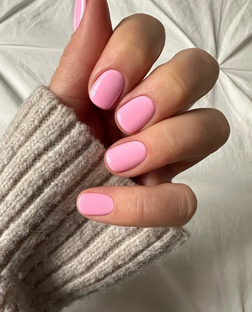 july nail colors, soft pink short round nails with glossy finish