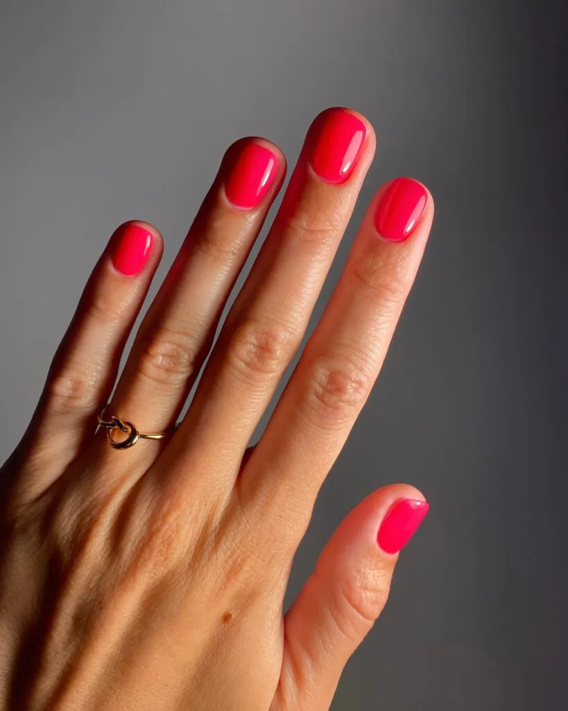 august nail colors 2026, short round glossy hibiscus pink nails
