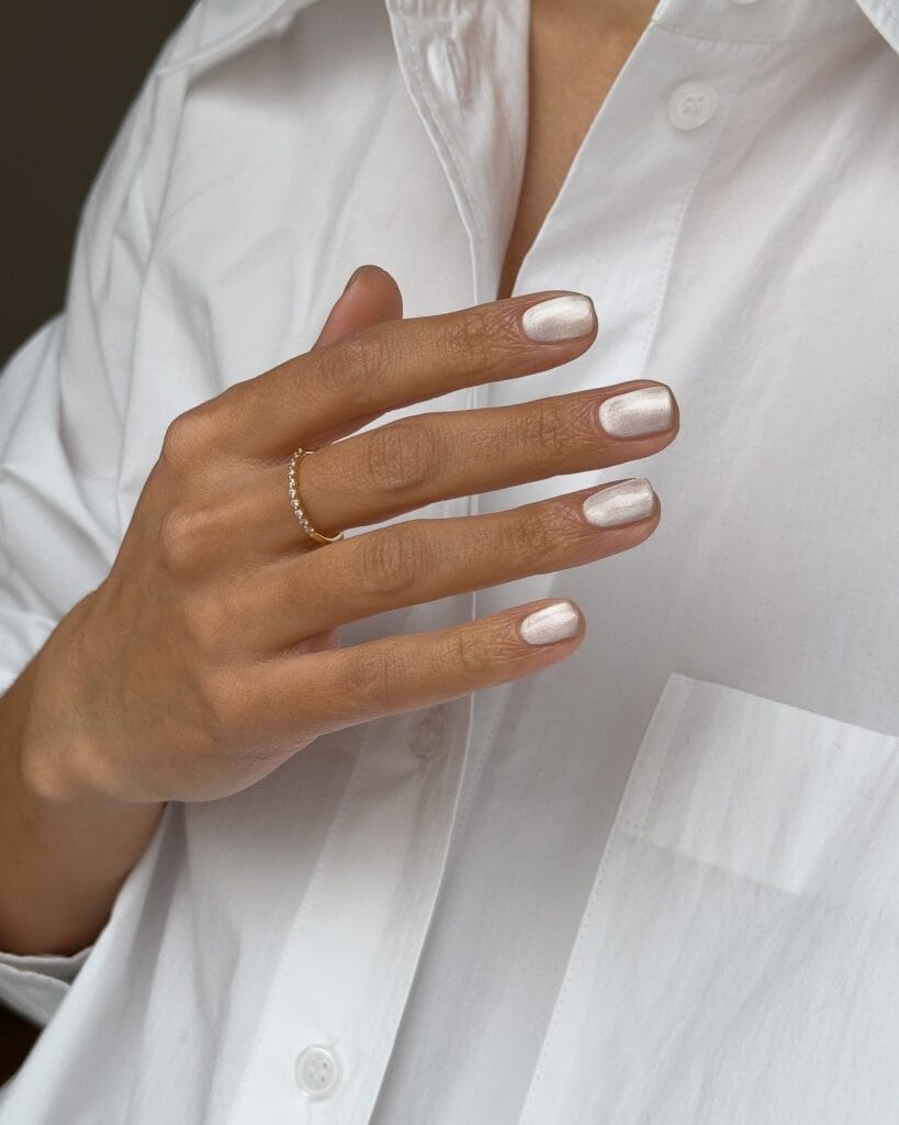 Short square autumn nails 2026 in pale champagne with a smooth satin pearl sheen