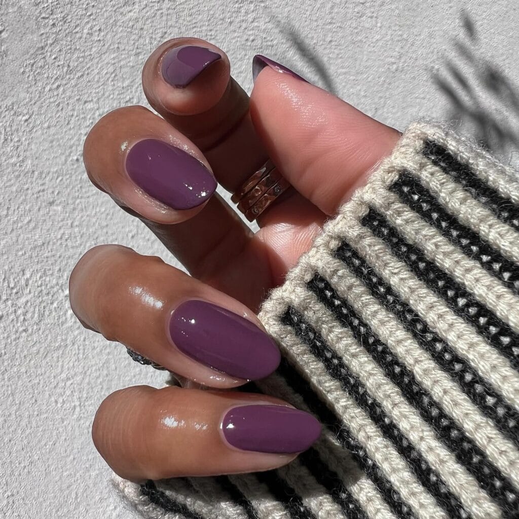 Short glossy smoky amethyst nails in a dusty purple shade, fall nails inspiration.