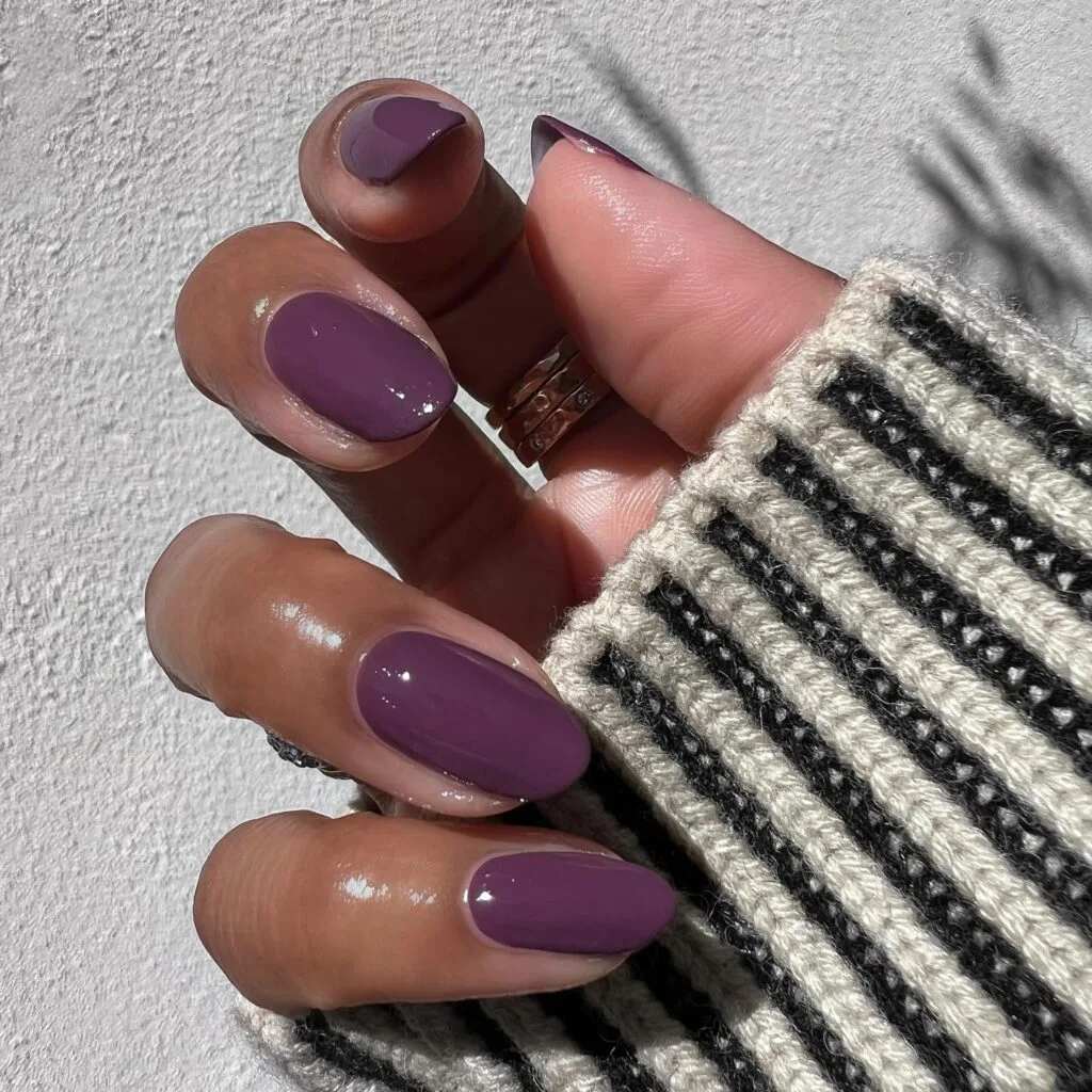Short glossy smoky amethyst nails in a dusty purple shade, fall nails inspiration.