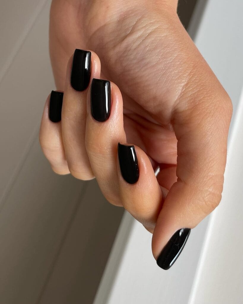 Short square patent black nails with an ultra-glossy finish, an autumn nails look.