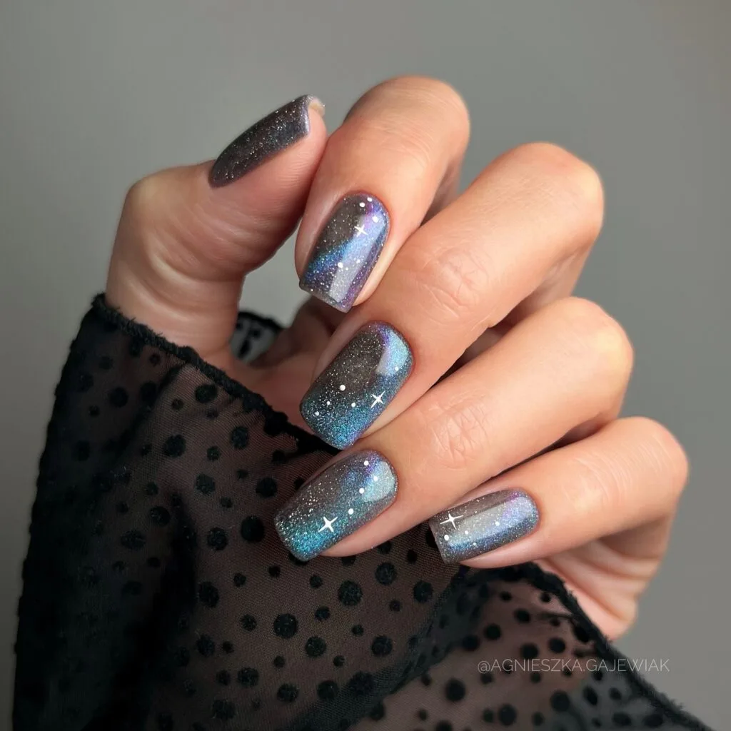 Blue-purple shimmery witchy nails with white stars on square tips; “@AGNIESZKA.GAJEWIAK”.