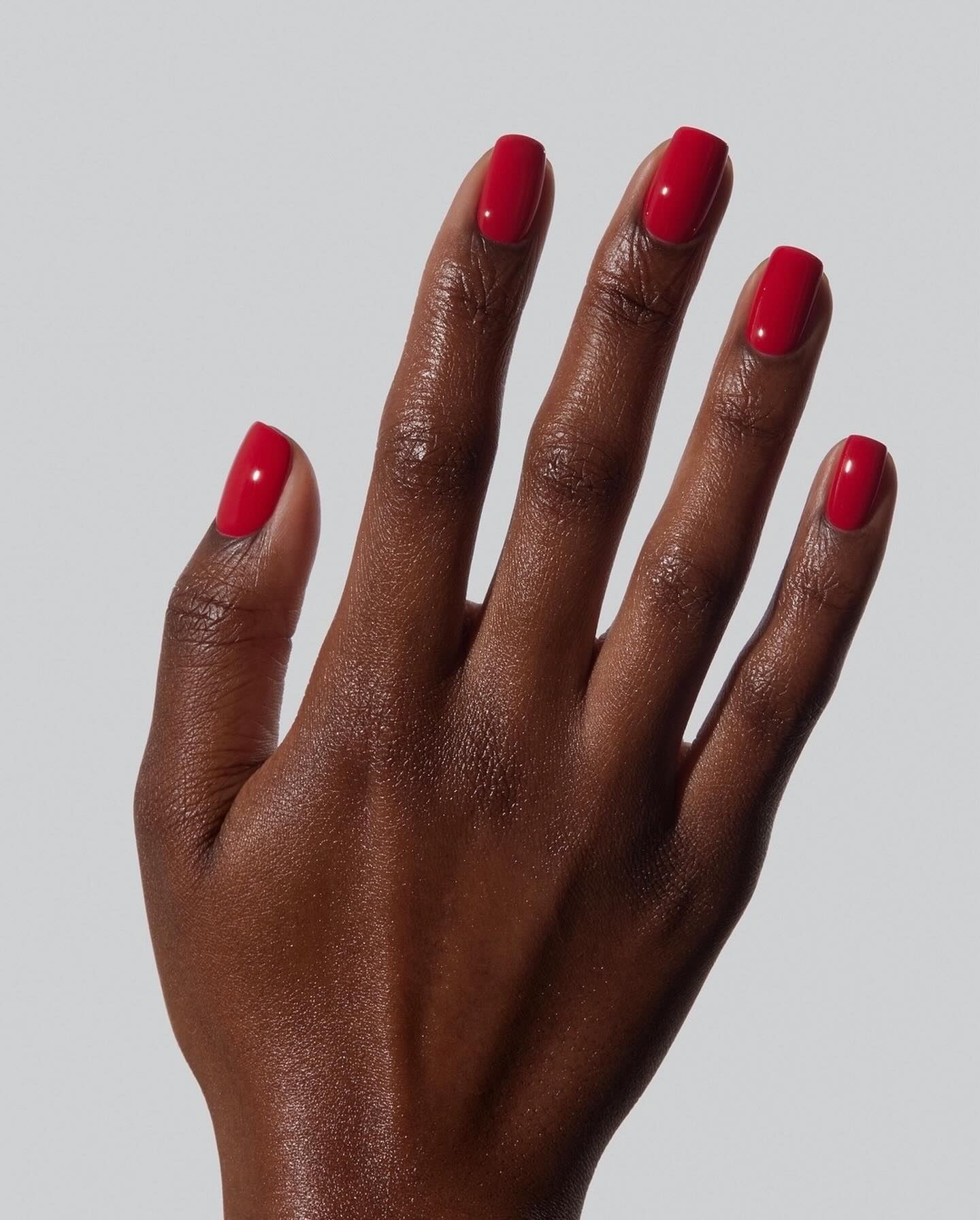 Short square November nail colors in glossy poppy red
