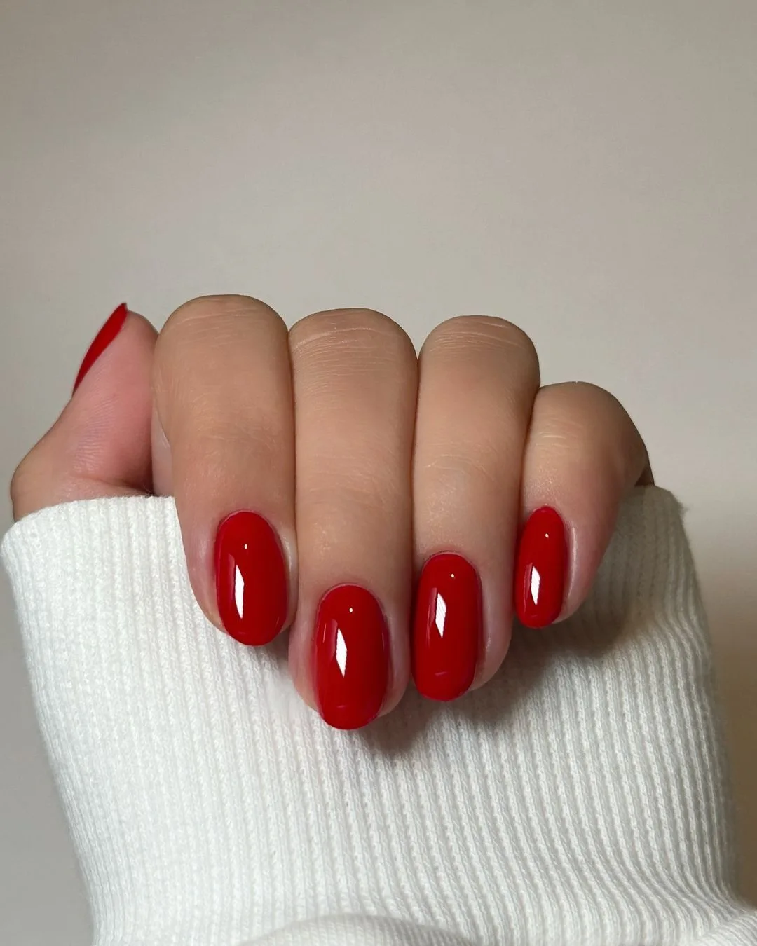 Short oval autumn nails in bright glossy poppy red