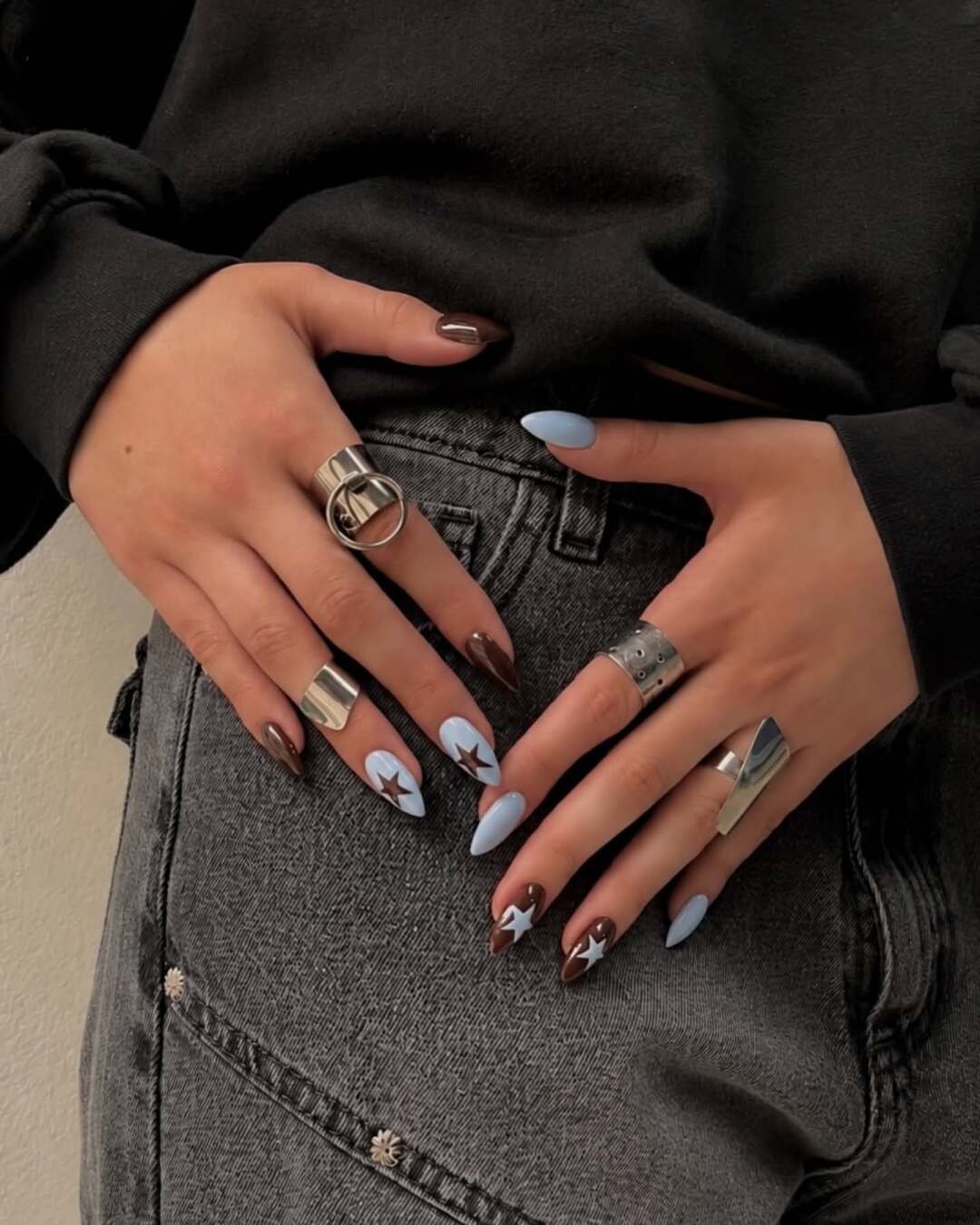 Almond November nails mixing powder blue and chocolate brown polish with contrasting star accents